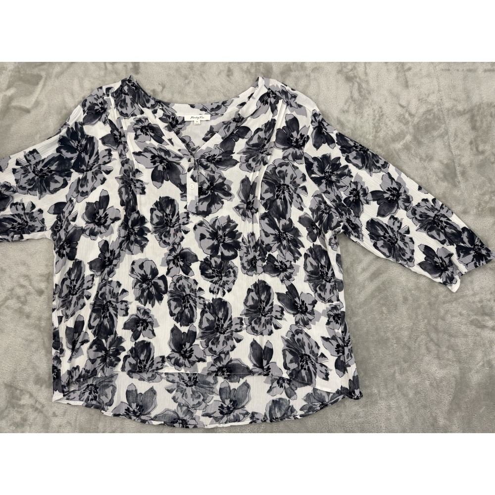 Monday Fun Womens Shirt 3X Plus Shirt Gray White Floral Rayon V Neck Henley Boho